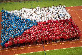 live Czech flag, 520 pupils and teachers dressed in Czech national colors
