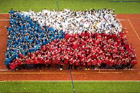 live Czech flag, 520 pupils and teachers dressed in Czech national colors