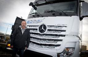 Martin Kucera, Czech lorry driver who survived the bridge collapse in Genoa returns to his profession, Mercedes-Benz Actros truck
