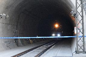 Ejpovice Tunnel, longest Czech railway tunnel, train