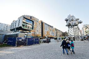 Cyberdog, A technological-information centre including a restaurant with robotically operated service, Trifot kinetic sculpture