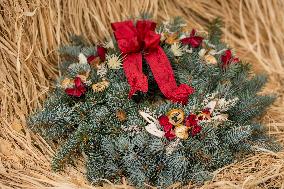 Christmas, Christmas decoration, Christmas wreath, coniferous branches, natural Christmas decoration, floristry