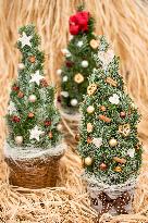 Christmas, Christmas decoration, Christmas tree, coniferous branches, natural Christmas decoration, floristry