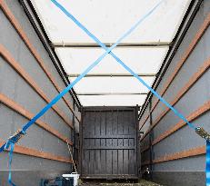 transport box, Southern white rhinoceros female Jabulina, Ceratotherium simum simum