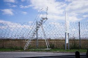 Dubosevica/Udvar border crossing, Croatia - Hungary, HR-HUN, wire fence, mobile step ladder with wheels
