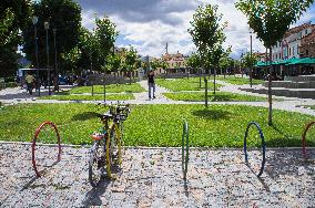 Korce (Korca) town center, park, Xhamia e Mirahorit mosque