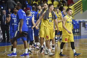 players of BK Opava and Fribourg