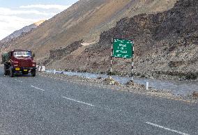 Road sign, mountain road, Ladakh, Kashmir, India