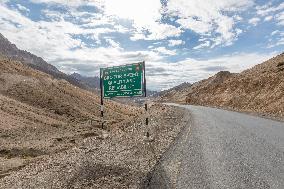 Road sign, mountain road, Ladakh, Kashmir, India