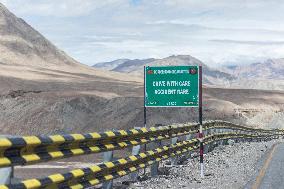 Road sign, mountain road, Ladakh, Kashmir, India