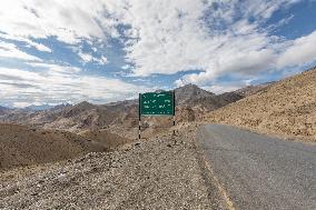 Road sign, mountain road, Ladakh, Kashmir, India