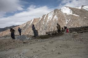 Workers, mountain road, Himalayas, Ladakh, Kashmir, India