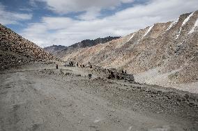 Workers, mountain road, Himalayas, Ladakh, Kashmir, India