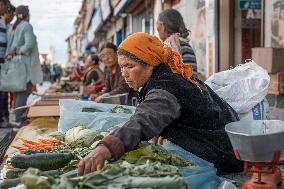 Ladakhi woman, market, vegetables, Leh, Himalayas, Ladakh, Kashmir, India