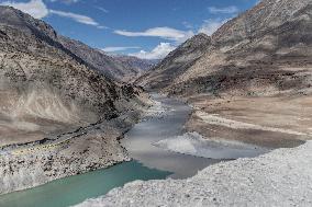 Confluence of Zanskar and Indus rivers, mountains, Himalayas, Ladakh, Kashmir, India