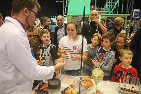 Silesian Science Festival Katowice 2018, liquid nitrogen, frozen frozen crisps, tasting, children