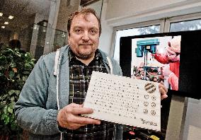 prototype of a tublet, a device for practising the writing and reading of the Braille alphabet