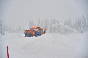 Road leading up to the Bozi Dar, snowfall, wind, snow