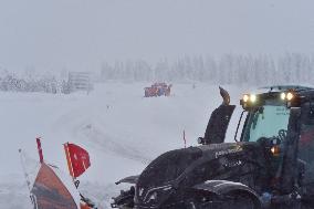 Road leading up to the Bozi Dar, snowfall, wind, snow