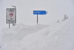 Road leading up to the Bozi Dar, snowfall, wind, snow