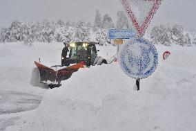 Road leading up to the Bozi Dar, snowfall, wind, snow