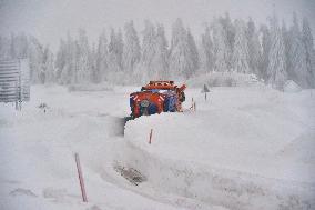 Road leading up to the Bozi Dar, snowfall, wind, snow