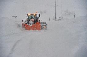 Road leading up to the Bozi Dar, snowfall, wind, snow