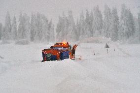 Road leading up to the Bozi Dar, snowfall, wind, snow