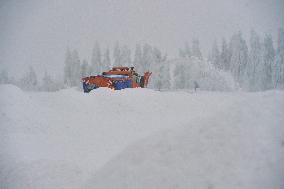 Road leading up to the Bozi Dar, snowfall, wind, snow