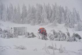 Road leading up to the Bozi Dar, snowfall, wind, snow