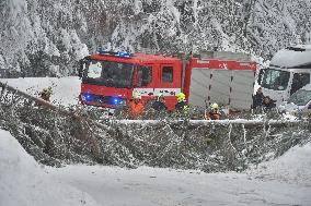 Road leading up to the Bozi Dar, snowfall, wind, snow, falling trees, firemen