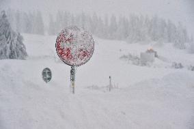 Road leading up to the Bozi Dar, snowfall, wind, snow