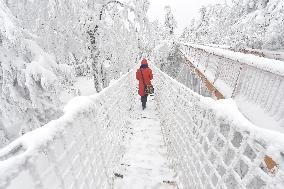 Valaska panoramic trail, skywalk, snow, footbridge