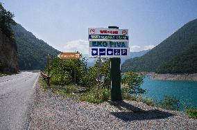 Mratinje Dam, Piva River, Lake Piva (Pivsko jezero), Durmitor direction sign