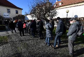 people are waiting in queue for Frantisek Kupka exhibition in Prague