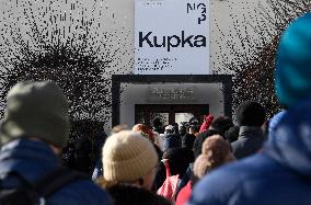 people are waiting in queue for Frantisek Kupka exhibition in Prague