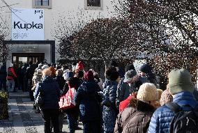 people are waiting in queue for Frantisek Kupka exhibition in Prague