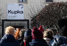 people are waiting in queue for Frantisek Kupka exhibition in Prague