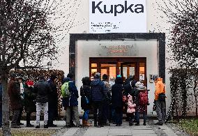 people are waiting in queue for Frantisek Kupka exhibition in Prague