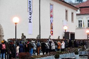 people are waiting in queue for Frantisek Kupka exhibition in Prague