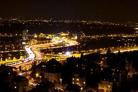 Night Prague, Barrandov Bridge, light tracks