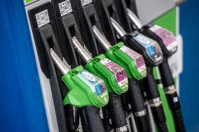 filling station, gas station, fuel, fueling nozzle, car, vehicle
