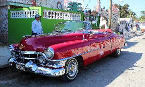 Life style in Havana, old car, veteran