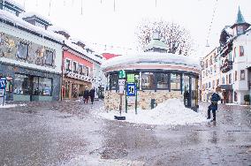 Schladming Hauptplatz, Main square, Pedestrian zone sign, winter, snow