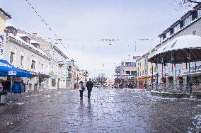 Schladming Hauptplatz, Main square, Pedestrian zone sign, winter, snow