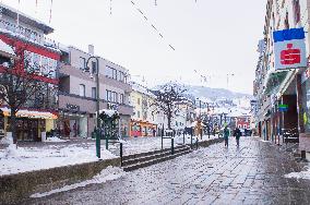 Schladming Hauptplatz, Main square, Pedestrian zone sign, winter, snow