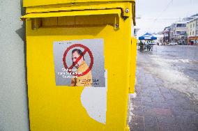 yellow post box, Schladming Hauptplatz, Main square, Pedestrian zone, winter, snow, Einkaufen ohne Schlechtes Gewissen! sticker