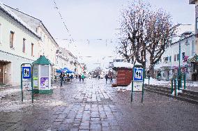 Schladming Hauptplatz, Main square, Pedestrian zone sign, winter, snow