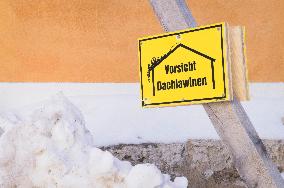 Vorsicht Dachlawinen sign (Beware of roof avalanches), Catholic Parish Church of Saint Agathius, cemetery
