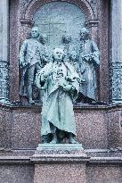 statue of Gerard van Swieten, Maria Theresia Monument